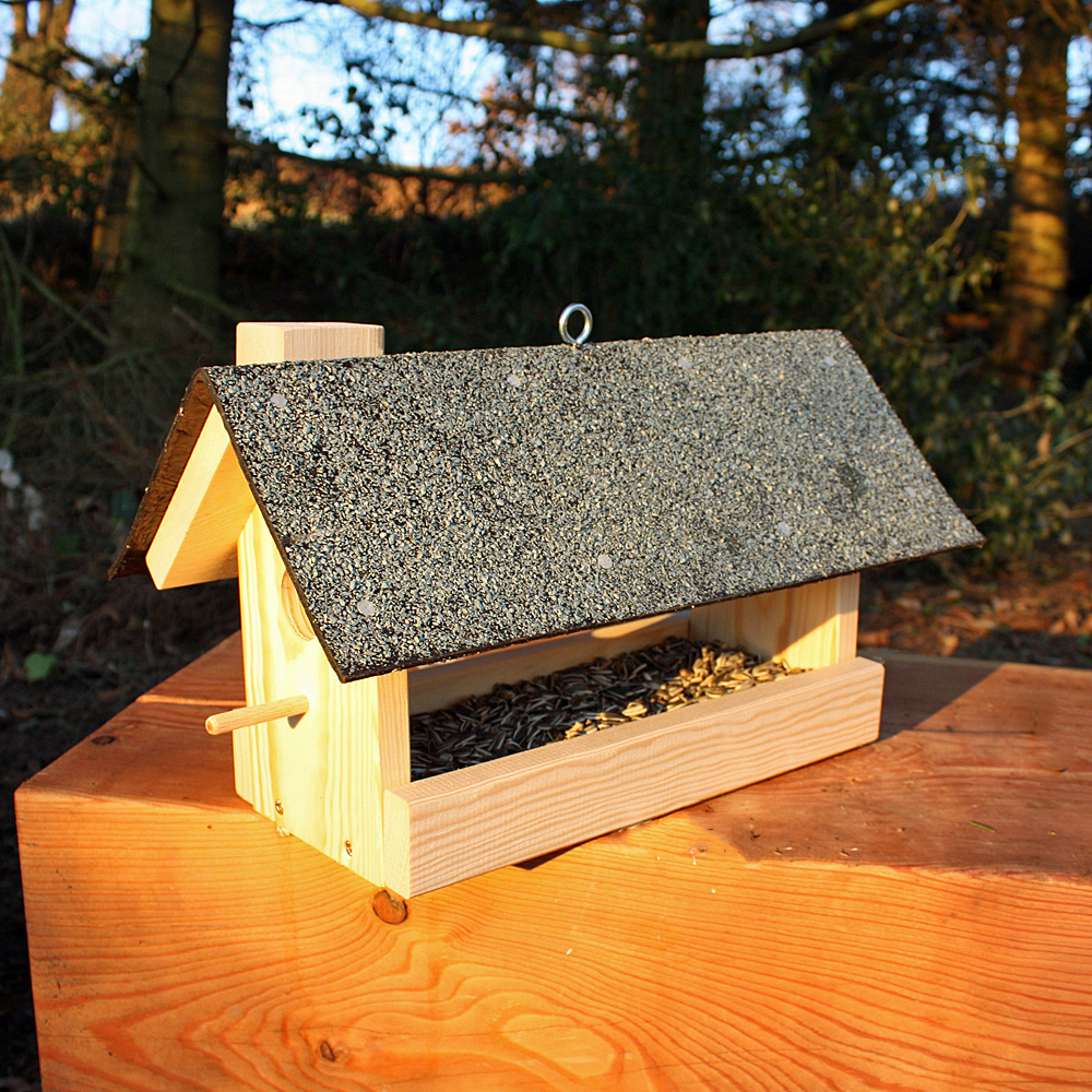 Großes Vogel-Futterhaus