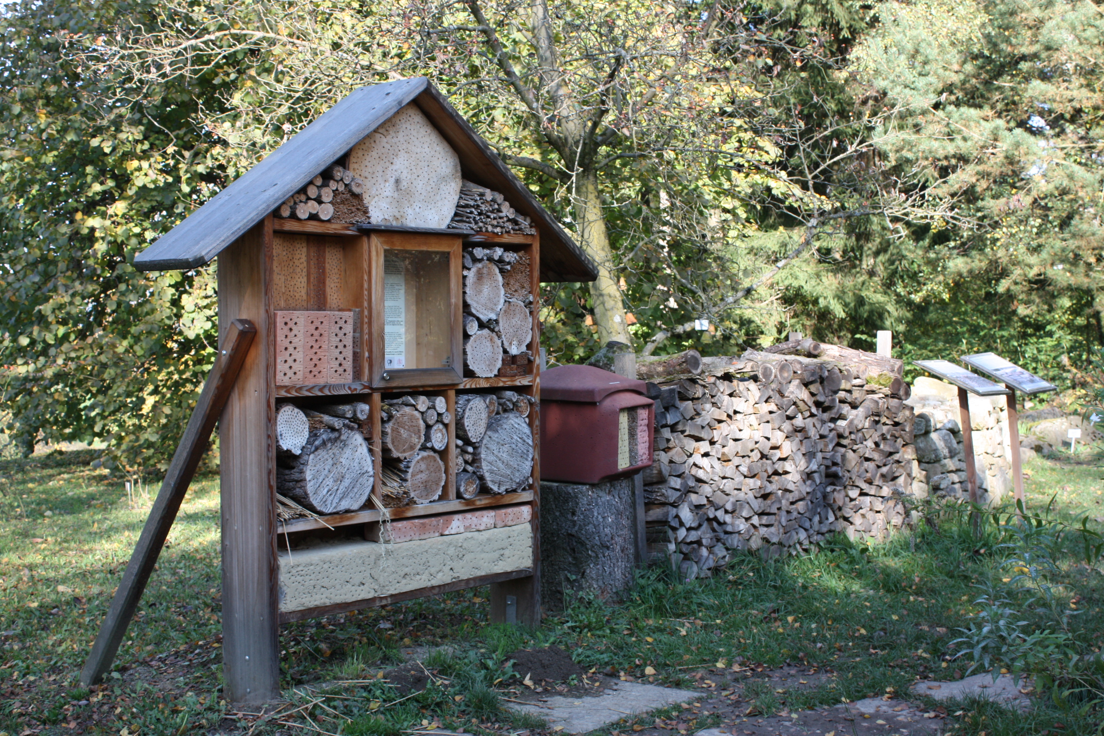 Nützlingshotel - Insektenhäuser im Garten
